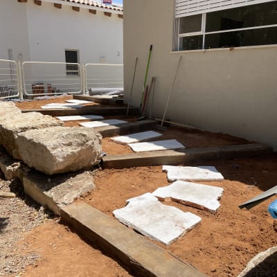 אבנים גדולות, שביל אבנים, כלי גינון על קיר