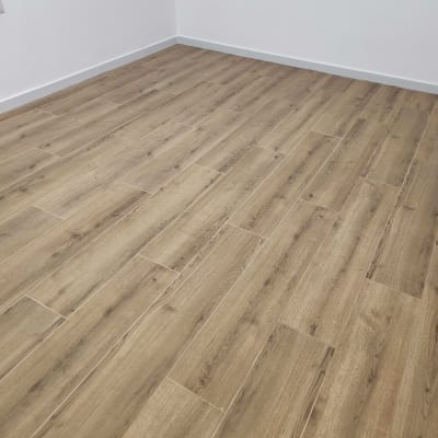 רצפת עץ נקייה ללא חפצים או לכלוך