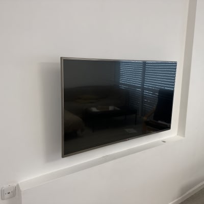 טלוויזיה מותקנת על קיר לבן
