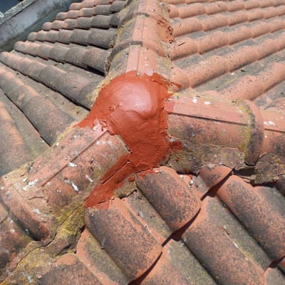 תיקון גג רעפים עם חומר איטום אדום