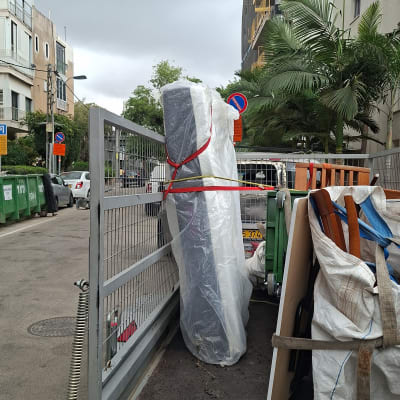 משאית עם רהיטים עטופים ברחוב עירוני