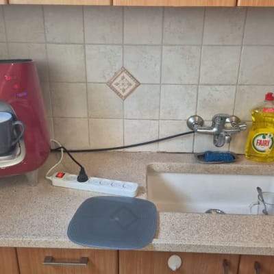 כיור מטבח עם ברז, סבון כלים ומכונת קפה