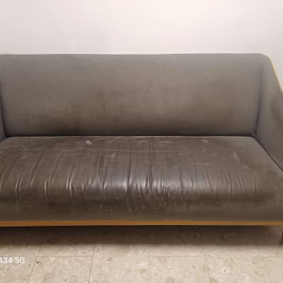 ספה אפורה עם כתמים ולכלוך על המושב