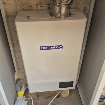 מחמם מים עם צינור מתכת גמיש