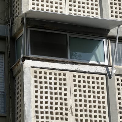 חיפוי אלומיניום על חלון בניין