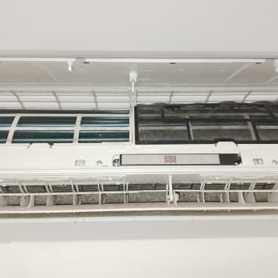 מזגן פתוח עם מסננים חשופים ולוח בקרה