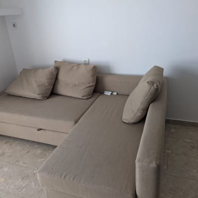 ספה פינתית עם כריות בצבע בז