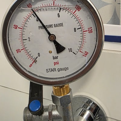 מד לחץ מים מחובר לצינור, כלי לאיתור נזילות