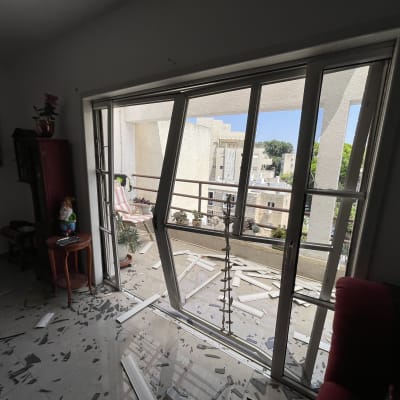 חלון שבור עם זכוכיות על הרצפה, זקוק לניקוי