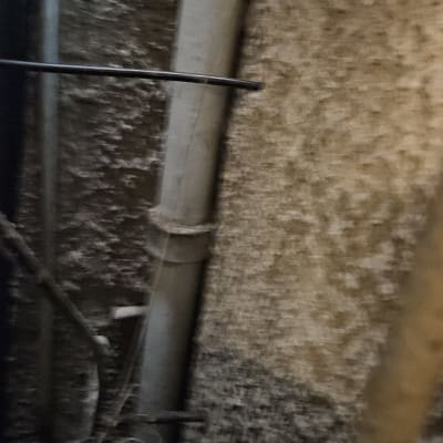 צינור ליד קיר עם טקסטורה מחוספסת