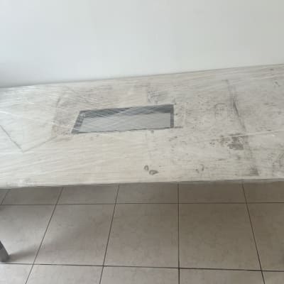 שולחן עטוף בניילון על רצפת אריחים