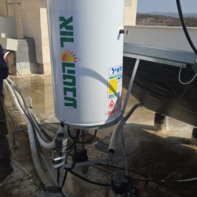 דוד שמש מותקן על גג עם צינורות וחיבורים