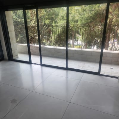 רצפה נקייה עם חלונות זכוכית גדולים