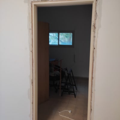 פתח דלת עם קיר גבס לא גמור