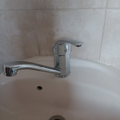 ברז כרום מותקן על כיור לבן