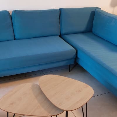 ספה כחולה בצורת ריש על רצפת אריחים