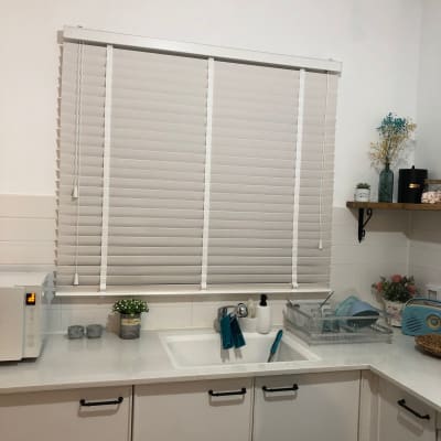 תריסים לבנים סגורים במטבח מודרני
