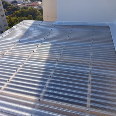 גג פלסטיק שקוף עם ברגים על מסגרת עץ