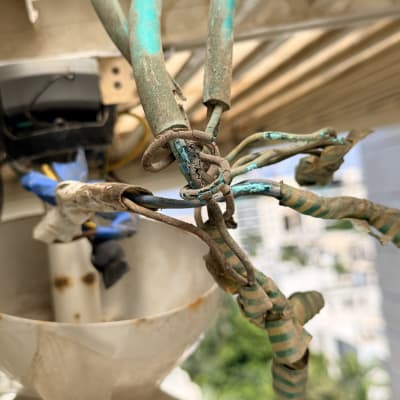 חיווט חשמלי ישן ובלוי עם סימני שריפה וקצר חשמלי