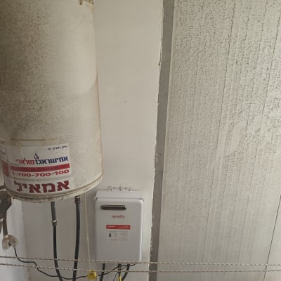 דוד שמש ומערכת חימום גז מותקנים על קיר