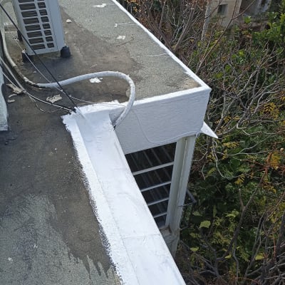 איטום גג עם חומר לבן ליד מזגן