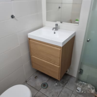 כיור עץ בחדר אמבטיה עם מראה