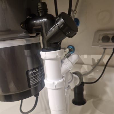 מערכת צנרת מתחת לכיור עם מעבד פסולת