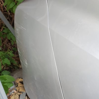 שריטות על פגוש אחורי של רכב אפור