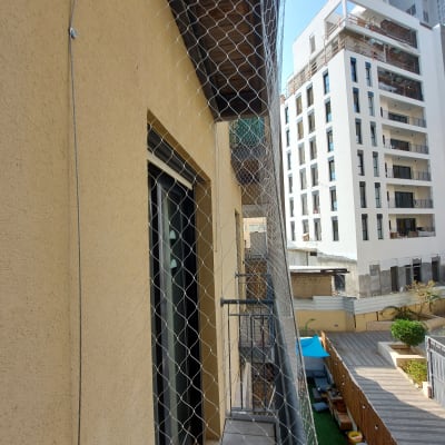 רשת מתוחה על מרפסת למניעת כניסת יונים