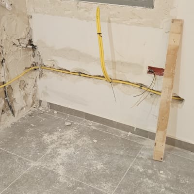 חוטים צהובים מותקנים בקיר במהלך שיפוץ