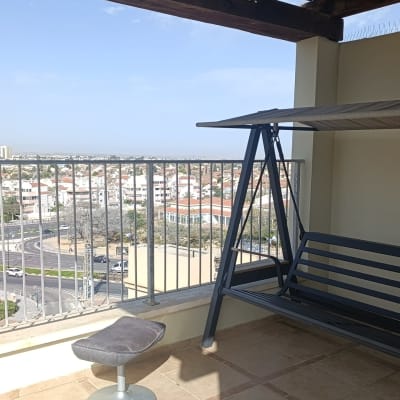 מרפסת עם נדנדה ונוף עירוני