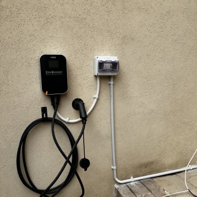 מטען חשמלי מותקן על קיר חיצוני