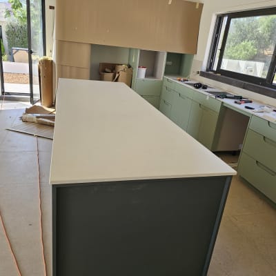 משטח עבודה במטבח עם ארונות ירוקים