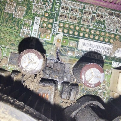 לוח אם עם רכיבים אלקטרוניים מאובקים