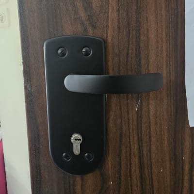 ידית ודלת עם מנעול ומפתח