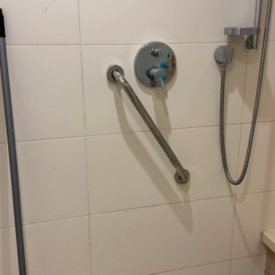 מקלחת עם מוט אחיזה וברזים