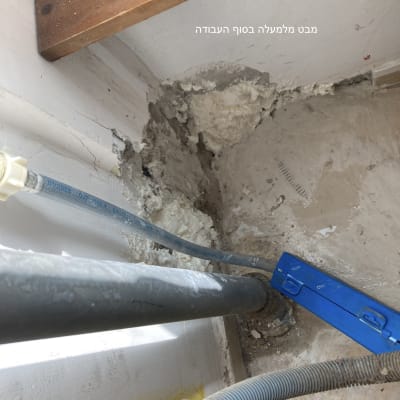 צינורות ומבנה קיר עם חומר בידוד