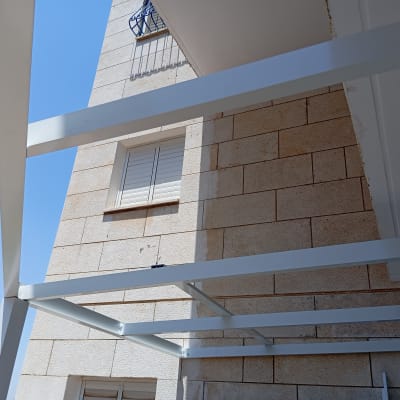 קורות אלומיניום מותקנות על קיר חיצוני