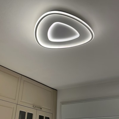 תאורה עגולה מודרנית מותקנת על תקרה לבנה