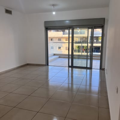 רצפה נקייה ומבריקה בחדר ריק עם חלונות גדולים