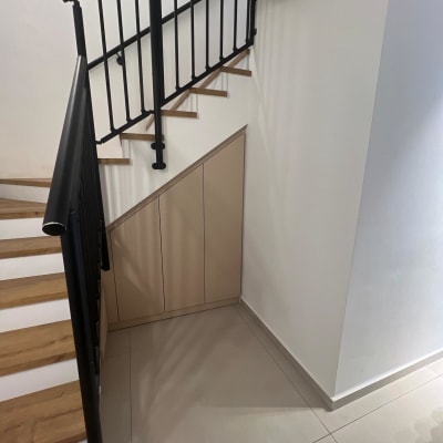 מדרגות עץ עם מעקה מתכת וארון מתחת