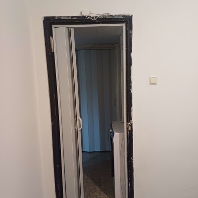 דלת פתוחה עם מסגרת צבועה