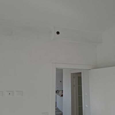 קיר גבס עם חורים לשקעים ודלת פתוחה