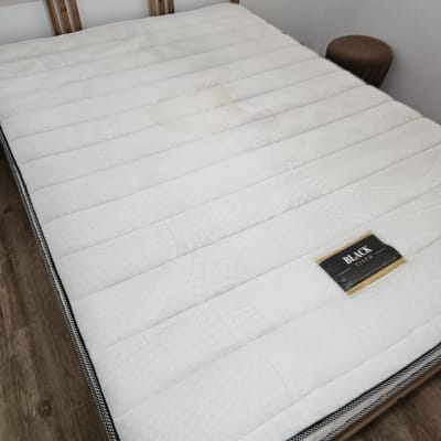 מזרן עם כתם, בקבוק כחול לניקוי