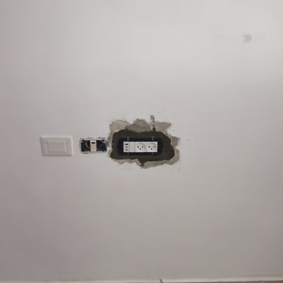 שקע חשמל בקיר עם תיקון טיח