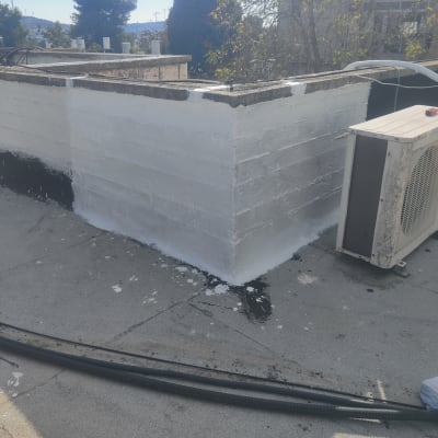 קיר אטום בלבן עם מזגן על גג