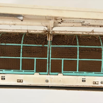 מסנן מזגן מלוכלך עם אבק ולכלוך