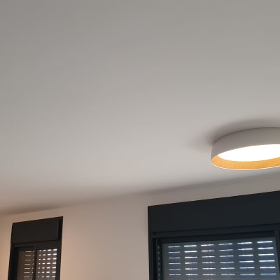 שני גופי תאורה עגולים מותקנים בתקרה