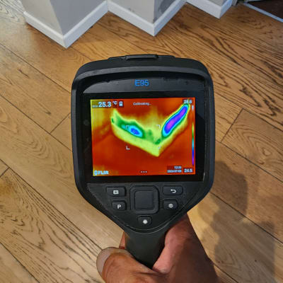מצלמה תרמית מציגה דליפת חום על רצפה
