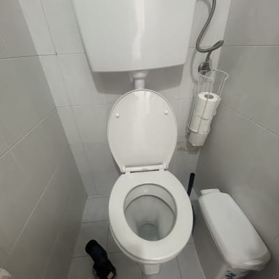 תמונה של שירותים עם מקדחה על הרצפה